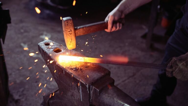 Schmiedeworkshop. Freudenthaler Sensenhammer.