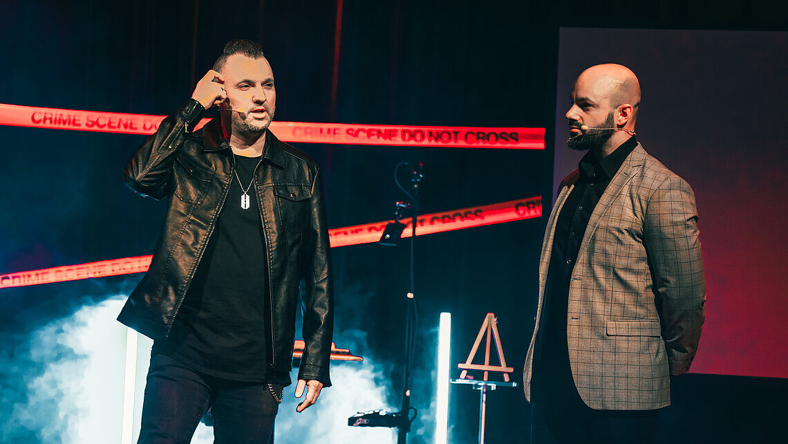 True Crime Magic. Harte Realität trifft auf Illusion.